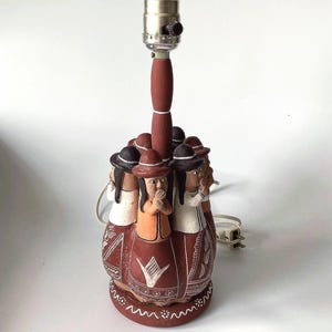 Lámpara de mesa antigua de cerámica peruana: "Círculo de chismes", figuras de terracota pintadas a mano.