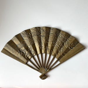 Vintage SOLID MESSING FAN Shaped Dekor mit geprägtem Phoenix Vogel