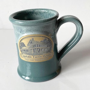 Taza de cerámica DENEEN: Casa del Capitán Farris, Cape Cod, MA, Coleccionable