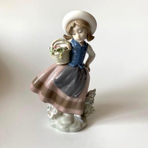 LLADRO “SWEET SCENT” Porcelain Girl Figurine Vintage Dated 1983 5221