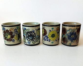 Juego de 4 vasos de cerámica de Tonalá con motivos de pájaros pequeños, hechos en México, firmados, vintage.