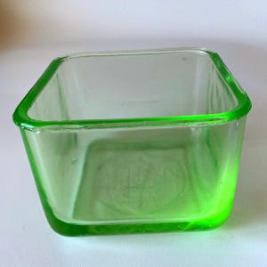 Vintage Uranglas-Kühlschrank-Schale: Grünes Glas, glühend