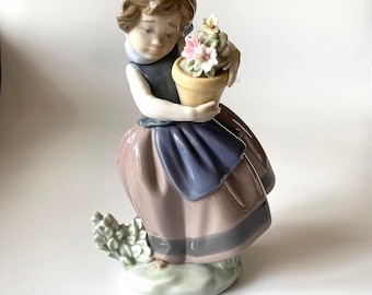 リヤドロ フィギュア #5223「春が来た」花を持つ少女、完璧な状態