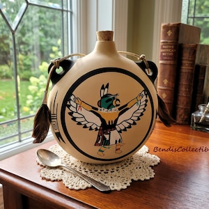 Cantil vintage KOPA, estilo nativo americano do Arizona, feito de cerâmica com a figura de um dançarino de águia Katsina, com alça de couro e detalhes em cortiça. Arte folclórica. @BendisCollectibles
