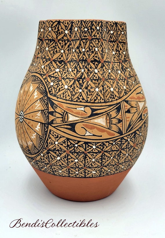 Vintage Native American Ben and Geraldine Toya. Jemez Pottery Vase