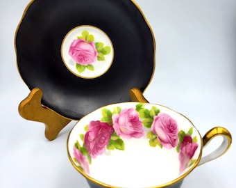 Conjunto vintage de xícara e pires Royal Albert Old English Roses. @BendisCollectibles