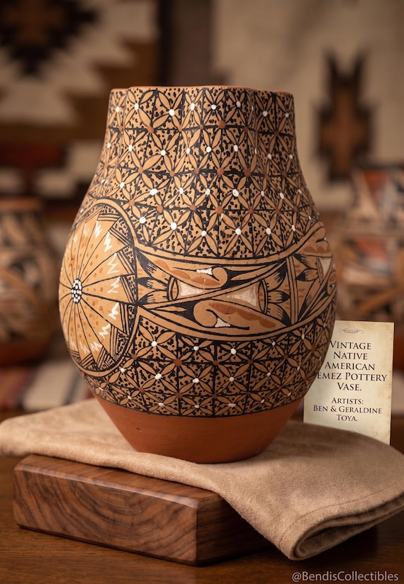 Vintage Jemez Pueblo Pottery Vase by Ben & Geraldine Toya