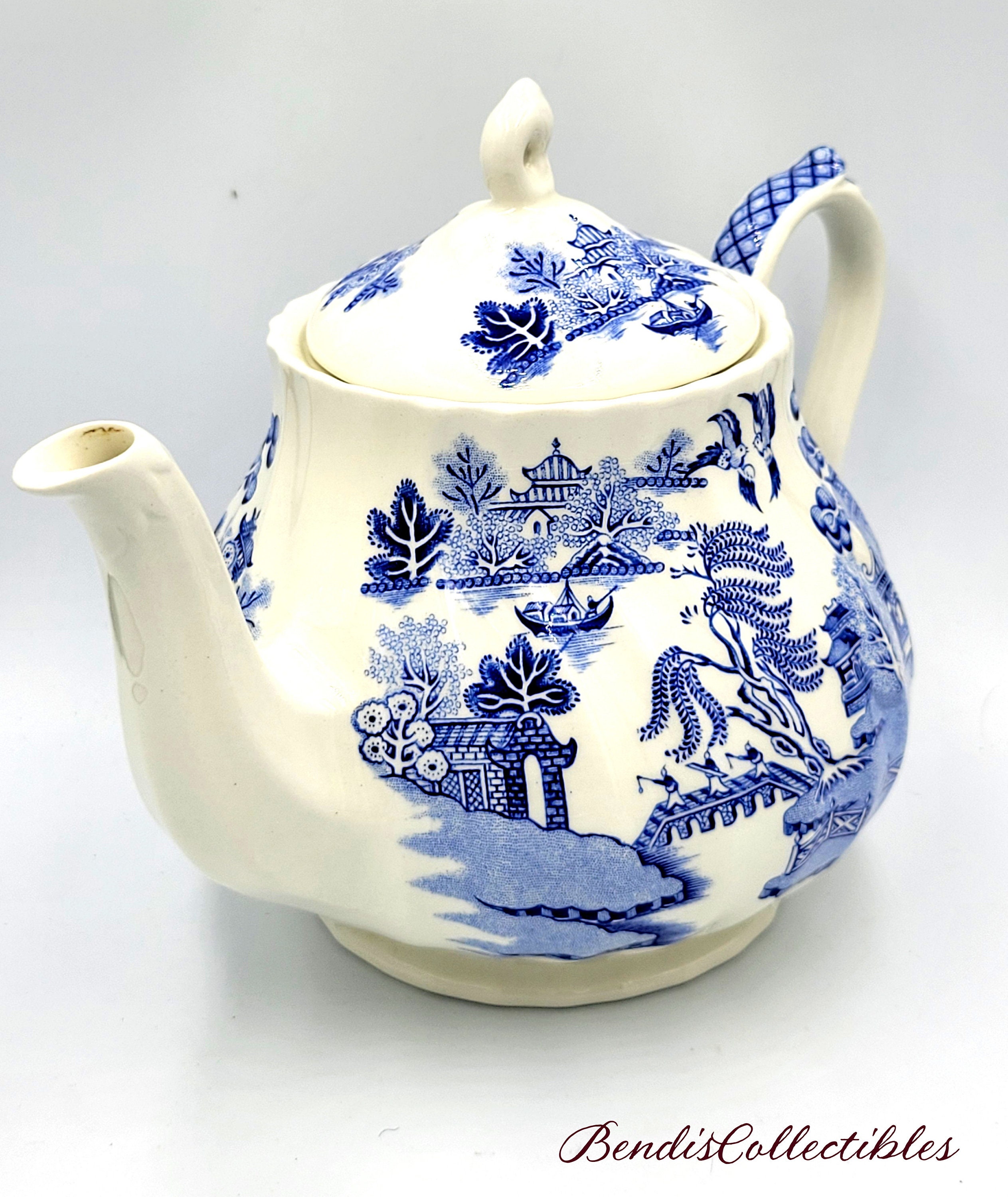 Vintage Sadler Blue Willow Teapot 1 Litre. England. bendiscollectibles