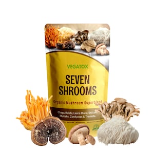 Può includere: Un sacchetto giallo con il testo "VEGATOX SEVEN SHROOMS Organic Mushroom Superblend" e un elenco di funghi: Chaga, Reishi, criniera di leone, Shiitake, Maitake, Cordyceps e Tremella. Il sacchetto è circondato da vari tipi di funghi, tra cui un fungo bianco e soffice, un fungo marrone con un gambo bianco e un gruppo di funghi arancioni.
