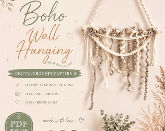 Op de afbeelding: Een digitaal haakpatroon voor een wandhanger, met de tekst Boho Wall Hanging, Digital Crochet Pattern, Step-by-Step Instructions, Reference Photos, Beginner Friendly en PDF Download, inclusief een hangend kunstwerk van vezels.