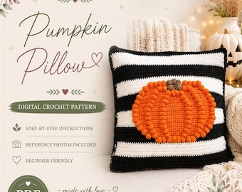 Può includere: Un cuscino quadrato all'uncinetto con strisce orizzontali nere e bianche e un motivo a zucca arancione testurizzato al centro. L'immagine include il testo: CROCHET PATTERN Pumpkin Pillow, DIGITAL CROCHET PATTERN, STEP-BY-STEP INSTRUCTIONS, REFERENCE PHOTOS INCLUDED, BEGINNER FRIENDLY, PDF DOWNLOAD e ~ made with love ~.