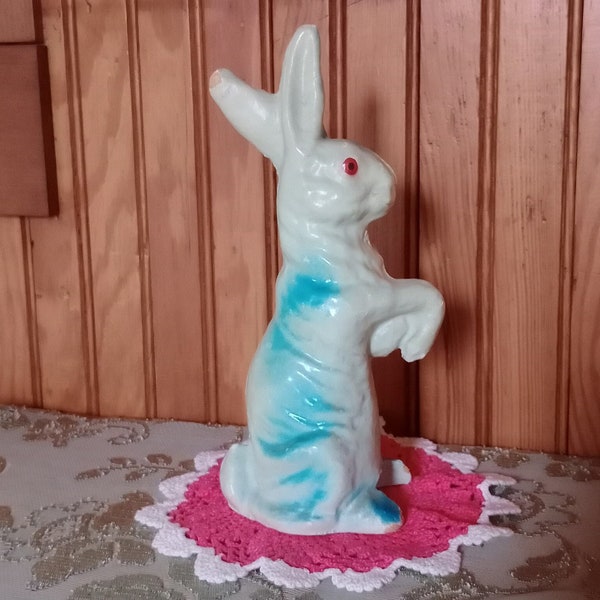 Lapin de Pâques en papier mâché vintage, 9,5 po. Lapin bleu avec yeux rouges, contenant de bonbons inutilisé, figurine en pulpe du milieu du siècle à collectionner, décoration printanière