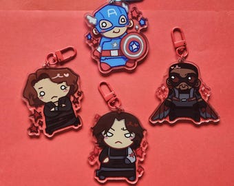 Può includere: Portachiavi in acrilico con versioni a cartoni animati di Capitan America, Vedova Nera, Soldato d'Inverno e Falcon. Ogni portachiavi ha un fermaglio rosso ed è ambientato su uno sfondo rosso. Il portachiavi di Capitan America ha un fermaglio blu.