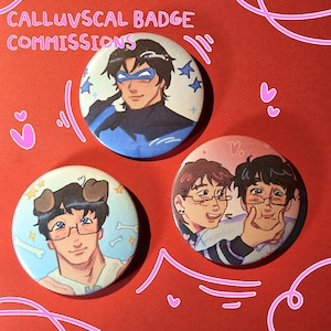 Può includere: Tre distintivi rotondi con illustrazioni di personaggi in stile anime. Il distintivo superiore presenta un personaggio in costume blu e nero. Il distintivo in basso a sinistra ha un personaggio con orecchie da cane. Il testo "CALLUVSCAL BADGE COMMISSIONS" è in alto.
