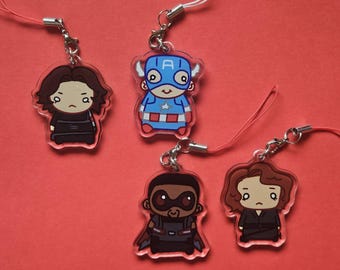 Può includere: Quattro ciondoli in acrilico raffiguranti versioni a cartoni animati di personaggi dei fumetti. I ciondoli sono attaccati a cordini rossi e bianchi con chiusure color argento. I personaggi includono Capitan America, Vedova Nera, Soldato d'Inverno e Falcon.