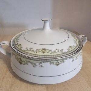Noritake Raleigh 2487 Fine China Round Covered Vegetable Bowl – 8” Serving Dish with Lid