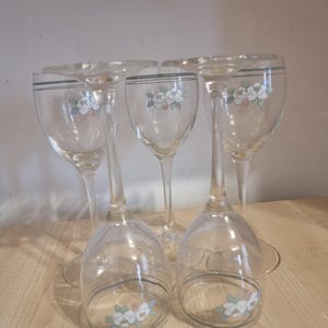 Vintage Wine Glasses with Hand Painted Floral Design – Set of 5 – Retro Glassware, Cottagecore Kitchen, Collectible Stemware