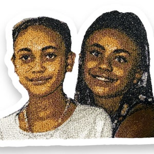 Könnte beinhalten: Gesticktes Porträt von zwei Personen, ein Mädchen mit kurzen Haaren und ein Mädchen mit langen Haaren, beide lächeln. Das Porträt ist in braunem und schwarzem Faden auf weißem Hintergrund ausgeführt.