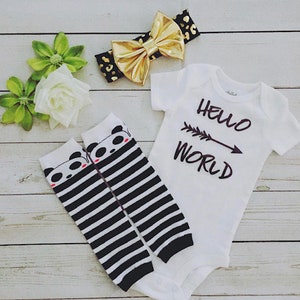 Hello World/Neugeborenen-Outfit/Hello World I am.. Babyname/ 3-teiliges Babyoutfit/Babygeschenk/Babyparty-Babygeschenk/Neborn