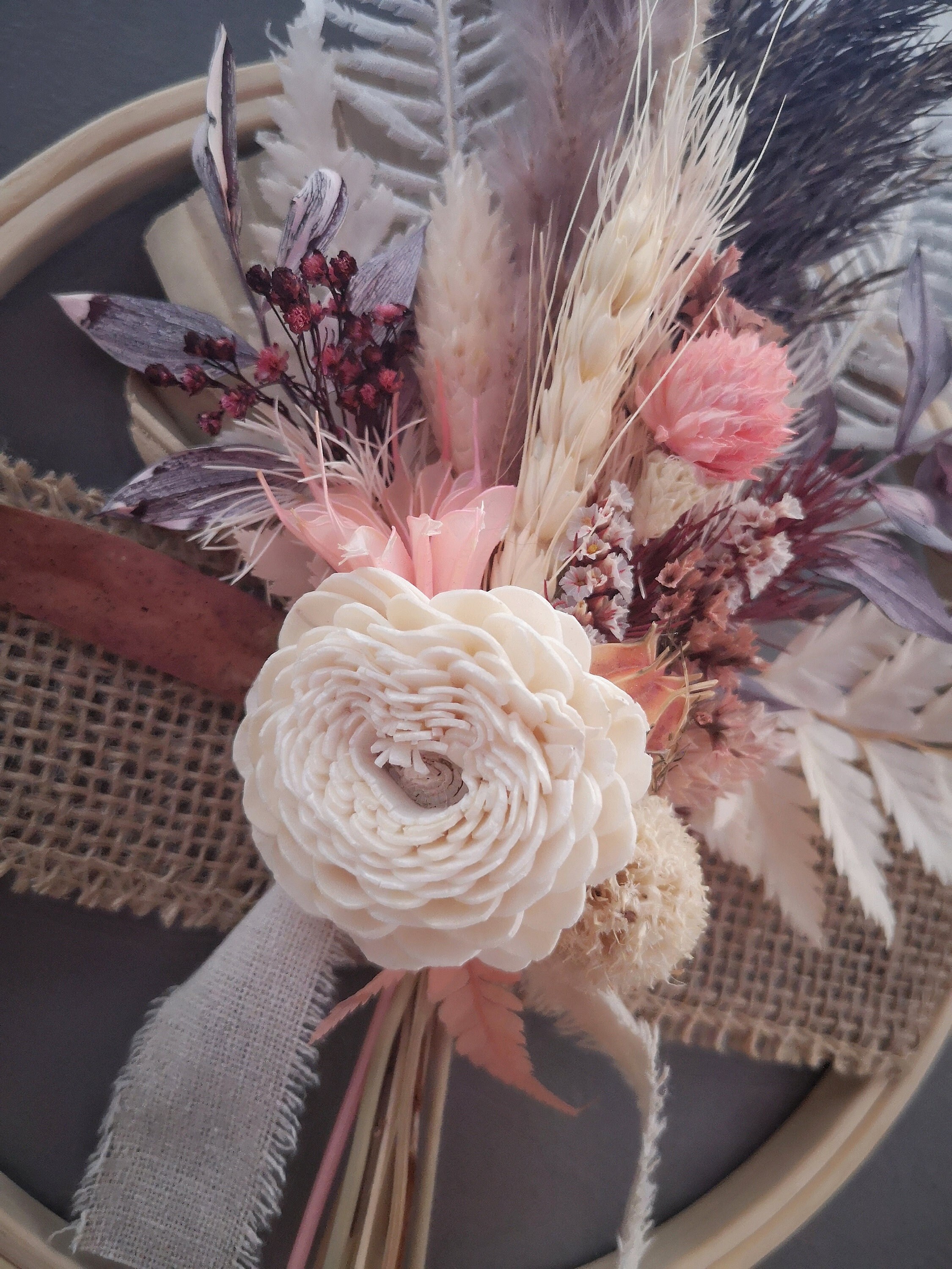 Tambour à Broder Orné de Fleurs Séchées Brigantine