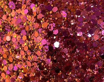 Könnte beinhalten: Nahaufnahme eines Haufens Glitzer in Rosa-, Lila- und Kupfertönen. Die Glitzerpartikel sind in verschiedenen Größen und Formen, einschließlich sechseckiger und unregelmäßiger Formen, wodurch eine funkelnde, strukturierte Oberfläche entsteht. Ideal für Bastelprojekte.