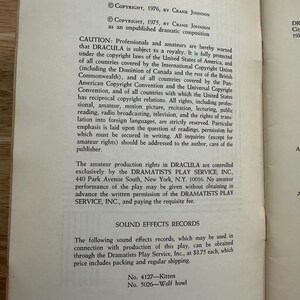 Może przedstawiać: Strona ze scenariusza sztuki Dracula autorstwa Crane'a Johnsona, zawierająca informacje o prawach autorskich z 1975 i 1976 roku. Tekst zawiera ostrzeżenia prawne dotyczące praw do wystawiania sztuki, tantiem oraz informacje o płytach z efektami.