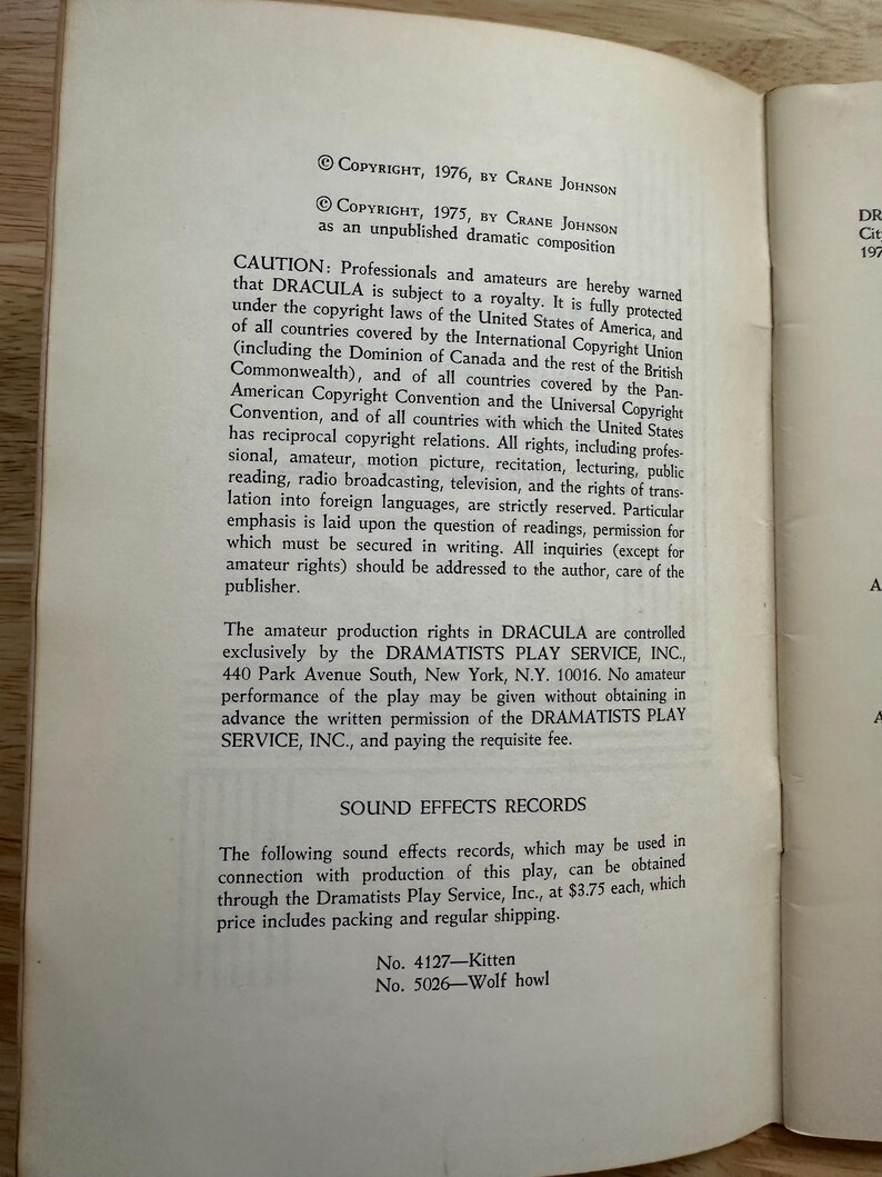 Może przedstawiać: Strona ze scenariusza sztuki Dracula autorstwa Crane'a Johnsona, zawierająca informacje o prawach autorskich z 1975 i 1976 roku. Tekst zawiera ostrzeżenia prawne dotyczące praw do wystawiania sztuki, tantiem oraz informacje o płytach z efektami.