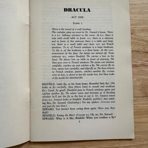 Może przedstawiać: Strona z drukowanego scenariusza zatytułowanego Dracula, Act One, Scene 1. Tekst opisuje scenę w domu doktora Sewarda z udziałem Renfielda, pudełka i much. Strona jest ponumerowana cyfrą 5 na dole i zawiera czarny tekst na białym tle.