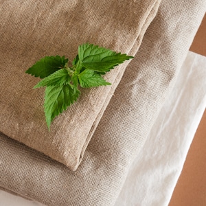 Tissu himalayen tissé à la main naturellement teint à l'ortie par mètre, 45 po. de large, 40 annees, 140 g/m²