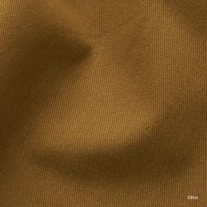 K&ouml;nnte beinhalten: Eine Nahaufnahme eines Stoffes mit einem ausgepr&auml;gten diagonalen K&ouml;perbindungsmuster in einer einfarbigen olivbraunen Farbe. Das Material weist eine gleichm&auml;&szlig;ige Textur mit sichtbaren parallelen Rippen auf der Textiloberfl&auml;che auf.