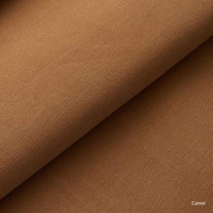 K&ouml;nnte beinhalten: Ein einfarbiger, kamelfarbener Stoff mit einem ausgepr&auml;gten diagonalen K&ouml;perbindungsmuster. Das Textil ist umgeschlagen, um die Textur und Tiefe des Gewebes zu zeigen. Das Wort Camel ist in der unteren rechten Ecke des Bildes aufgedruckt.