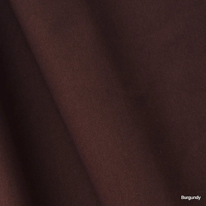 K&ouml;nnte beinhalten: Ein einfarbiger, tiefburgunderroter Stoff mit einer glatten, matten Textur und subtilen diagonalen Falten, die weiche Schatten auf der Oberfl&auml;che erzeugen. Das Material wirkt blickdicht und farblich einheitlich, mit dem Wort Burgundy in der Ecke.
