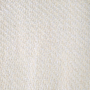 Puede incluir: Una vista de cerca de una tela tejida que presenta un color blanco roto o crema consistente. El material muestra un patrón de tejido de sarga diagonal distintivo, caracterizado por crestas paralelas que recorren la superficie del textil.
