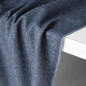 Tessuto tweed a spina di pesce in lana di yak indaco, 58" di larghezza, 380 GSM