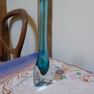 An attractive bud vase in Turquoise and very heavy clear glass base. Measuring 21cm high 5.5cm wide at base. maybe Whitefriars?