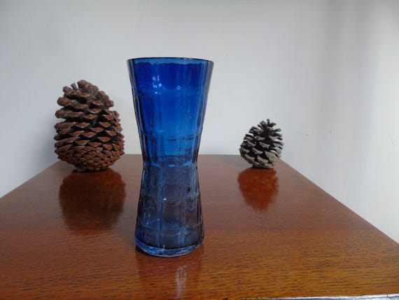 レトロなコバルトブルーのガラス花瓶：1980年代のコレクターズアイテム