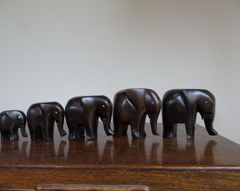 Fünf, Hartholz, Elefantenfamilie. Alles in wunderbarem Zustand. Sehr haptisch, zum Sammeln, wäre ein tolles Geschenk für jeden Elefantenliebhaber.