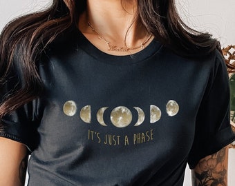 Es solo una fase, camisa Moon Phases, camisa Crescent Moon, camisa celestial, camisa de regalo Nature Lover, estética oscura académica, academia clara