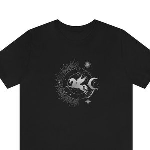 Donker Academia Shirt, Hemels Shirt, Pegasus Shirt, Maan en Sterren Shirt, Zodiac Shirt, Latijnse Zin, Kosmisch Shirt, Heilige Geometrie Shirt