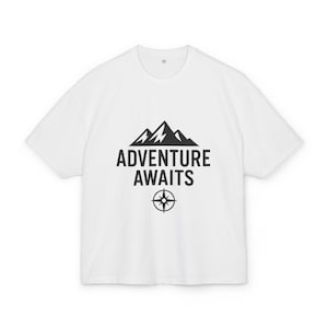 Maglietta "Adventure Awaits Box", unisex, in cotone, perfetta per i viaggiatori, regalo per gli esploratori, abbigliamento per attività all'aperto
