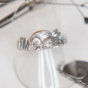 Schattige handgemaakte zilveren konijnenring met grasband - unieke dierensieraden