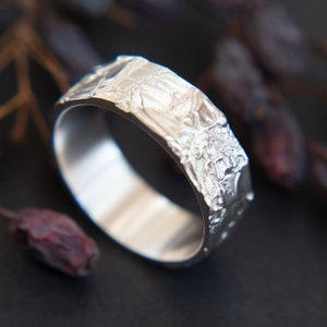 Brede en onderscheidende minimalistische sterlingzilveren ring met getextureerde folie, gegraveerde ring