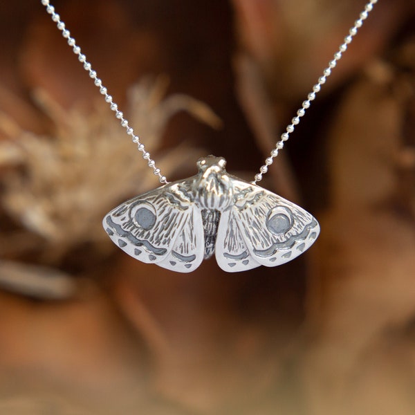 Pendentif papillon de nuit en argent fabriqué à la main - Pièce unique de bijoux inspirés de la nature