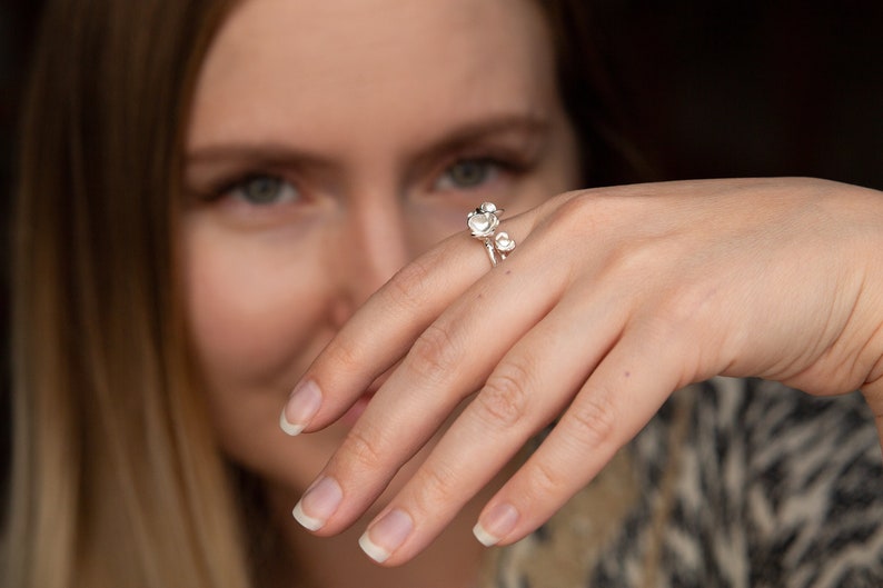 Sierlijke bloesem zilveren ring Op de natuur geïnspireerde handgemaakte sieraden afbeelding 3