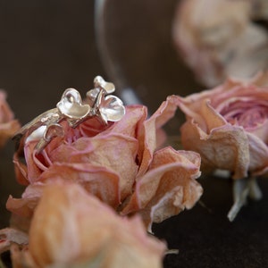 Sierlijke bloesem zilveren ring Op de natuur geïnspireerde handgemaakte sieraden afbeelding 9