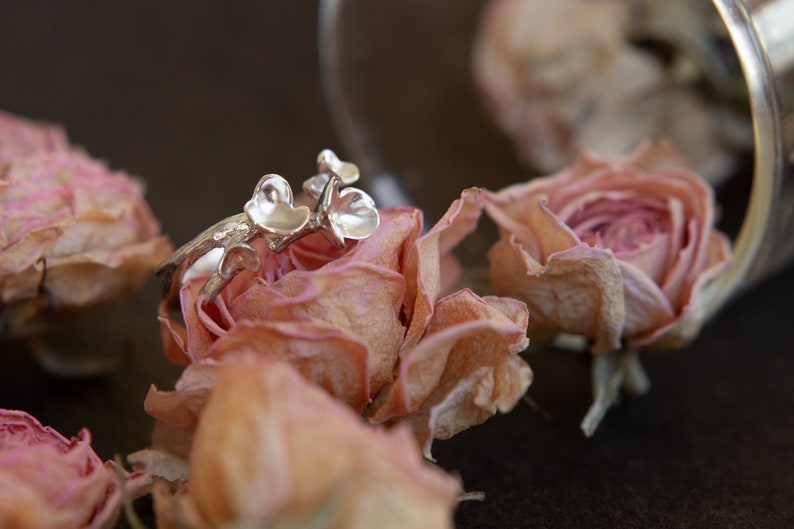 Sierlijke bloesem zilveren ring Op de natuur geïnspireerde handgemaakte sieraden afbeelding 9