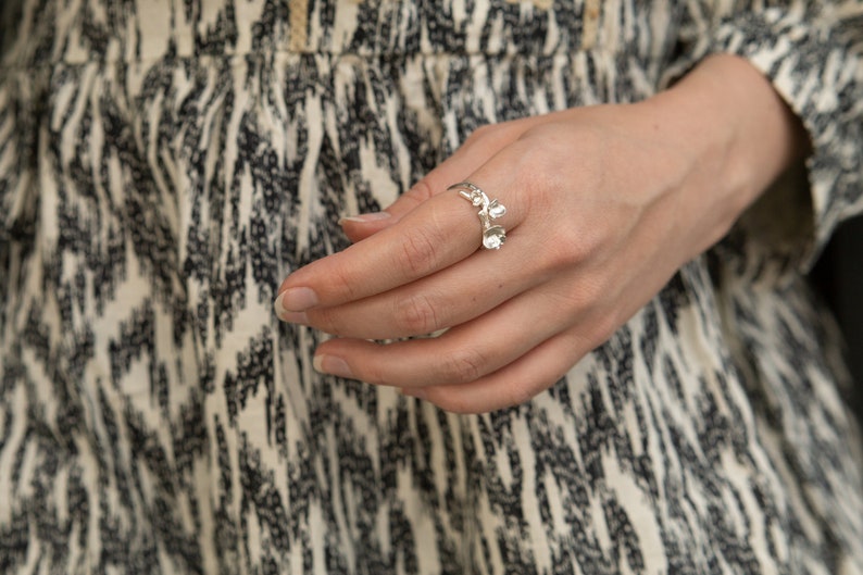 Sierlijke bloesem zilveren ring Op de natuur geïnspireerde handgemaakte sieraden afbeelding 10