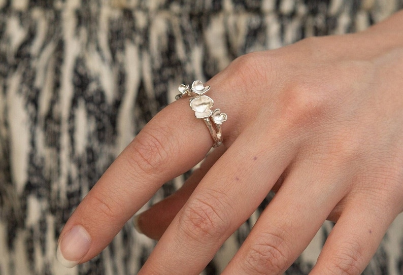 Sierlijke bloesem zilveren ring Op de natuur geïnspireerde handgemaakte sieraden afbeelding 1