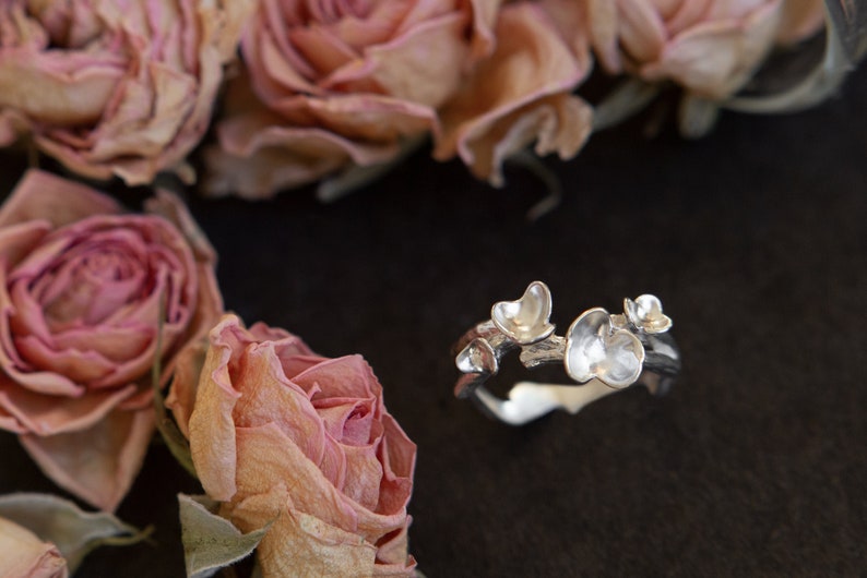 Sierlijke bloesem zilveren ring Op de natuur geïnspireerde handgemaakte sieraden afbeelding 5