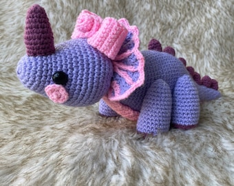 Dinosaure violet fait main tricératops motif au crochet PDF - Adorable peluche Amigurumi - Cadeau parfait pour une baby shower et amateurs de crochet DIY